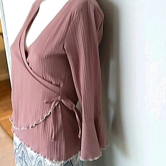 Almost Famous Mauve Ruffled Top. Size Medium - Picture 4 of 10